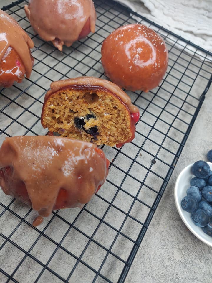 דונאטס ללא גלוטן בציפוי לבן מונח על רשת