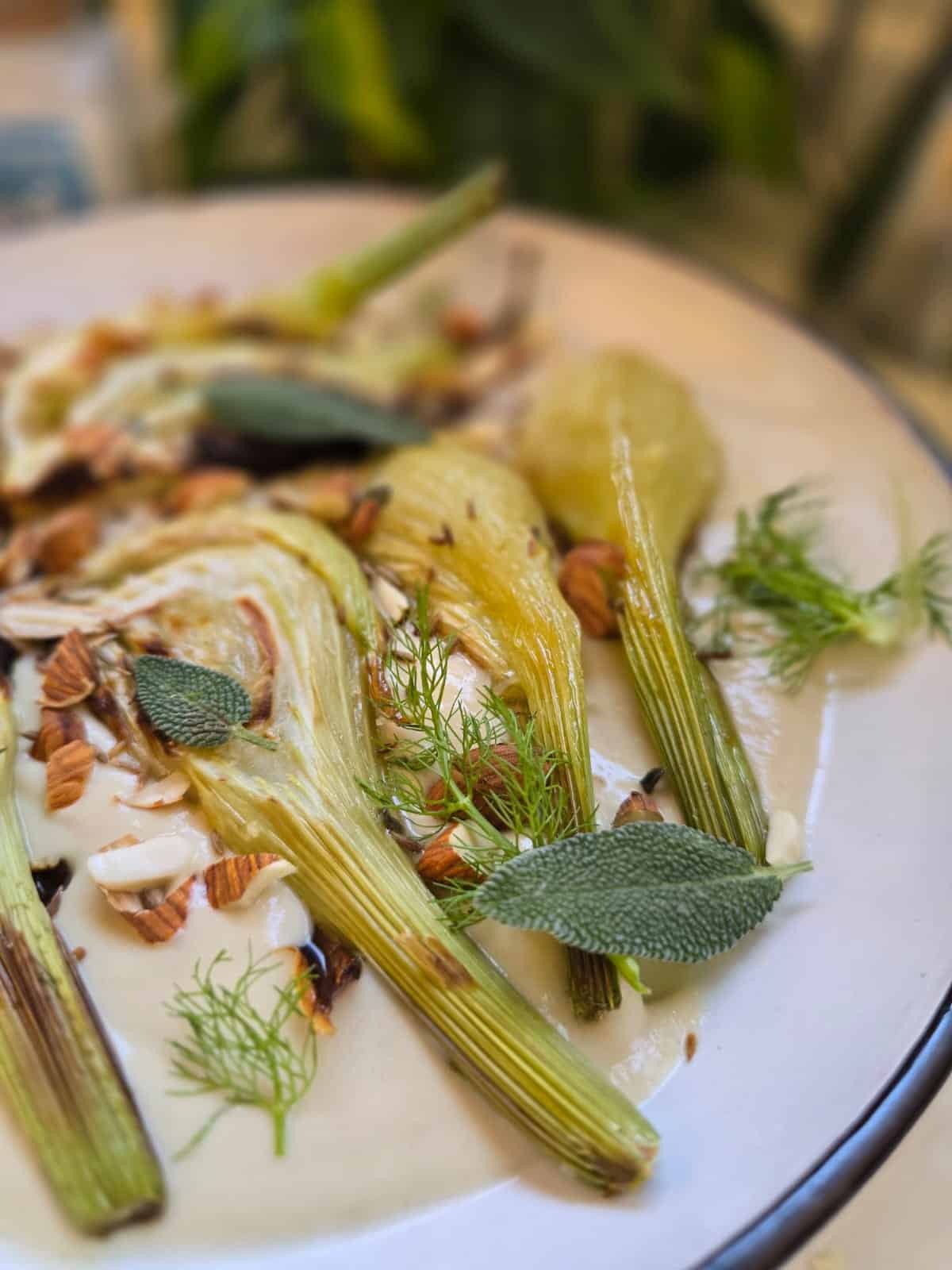 שומר בתנור או בנינג׳ה על קרם לבן ושקדים